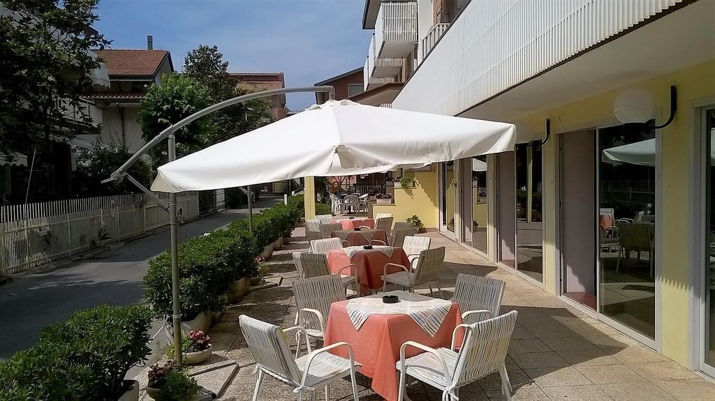 Hotel Montecarlo Nord Римини Экстерьер фото