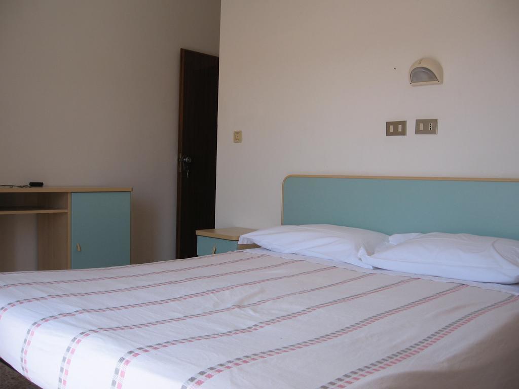 Hotel Montecarlo Nord Римини Экстерьер фото